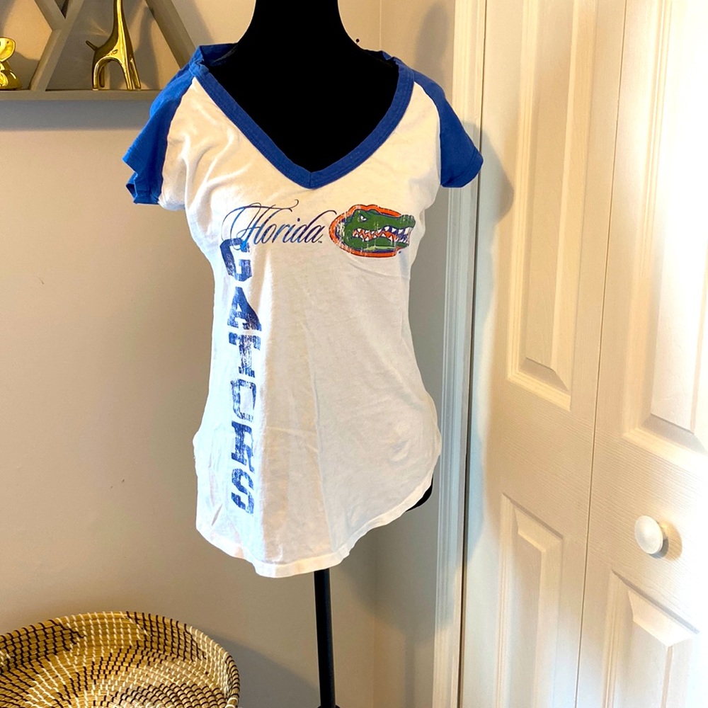 Ladies Florida Gators White V-neck T-shirt, Size Large, EUC, gently worn